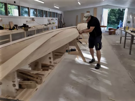 Here you see Kai in our workshop working on the third plank of the Finnia Canoe.