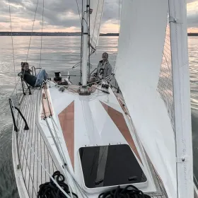 Blaugruen under sails
